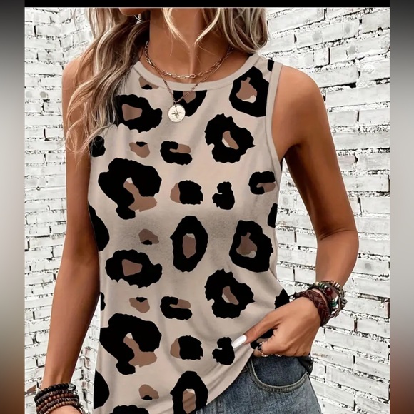Tops - Leopard print crew neck tank top